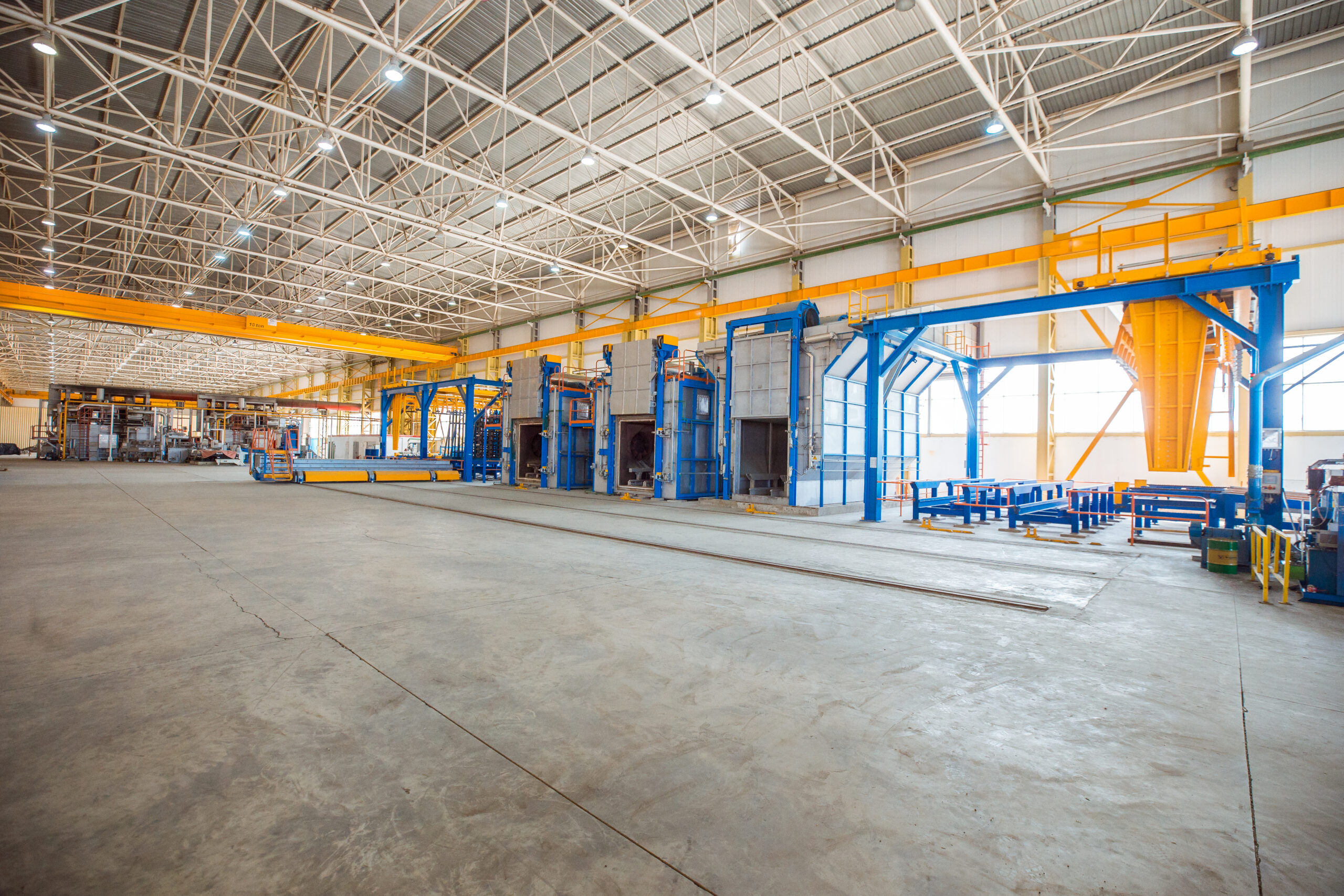 hornos-metalicos-dentro-gran-fabrica-equipos-pesados Estructuras industriales